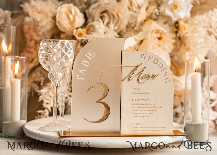 TISCHDEKORATIONSCHILDER Samt Tischnummern und Dekoration Acrylbogen Tischnummer & Dinner-Menü-Kombination, gefrorenes Elfenbein-Acryl-Gold-Schild, goldene gefrostete Plexi-Velours-Tischnummern & Menü-Kombination, luxuriöse Hochzeits-Tischdekoration, Hochzeitsbeschilderung goldene Spiegeltischnummern & Menü