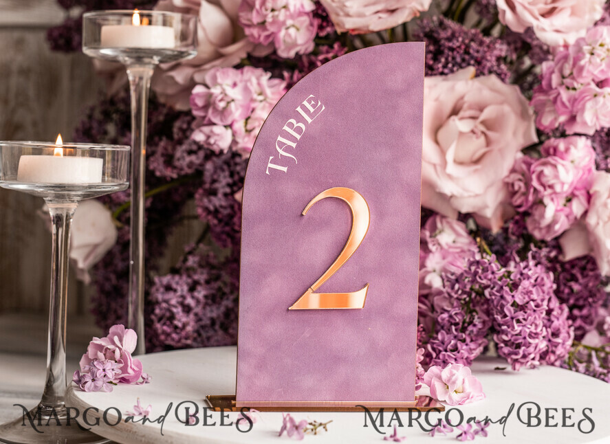 TISCHDEKORATIONSCHILDER Samt Tischnummern und Dekoration Mauve-Velours-Tischnummer, Gold-Acryl-Halbbogen-Tischschild, Staubige-Rose-Velours-Hochzeitstischnummer mit Ständer, Gold-Plexi-Lila-Tischnummern MvS
