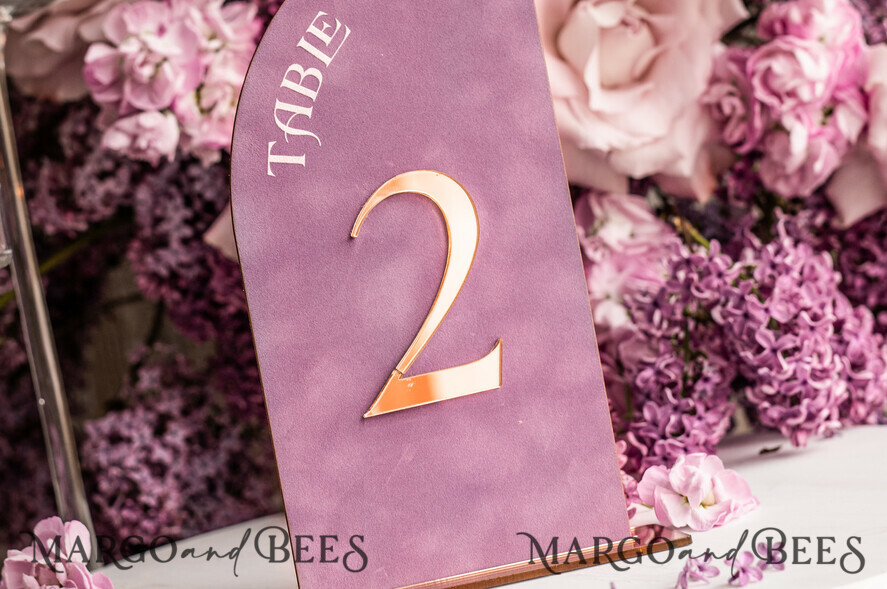 TISCHDEKORATIONSCHILDER Samt Tischnummern und Dekoration Mauve-Velours-Tischnummer, Gold-Acryl-Halbbogen-Tischschild, Staubige-Rose-Velours-Hochzeitstischnummer mit Ständer, Gold-Plexi-Lila-Tischnummern MvS