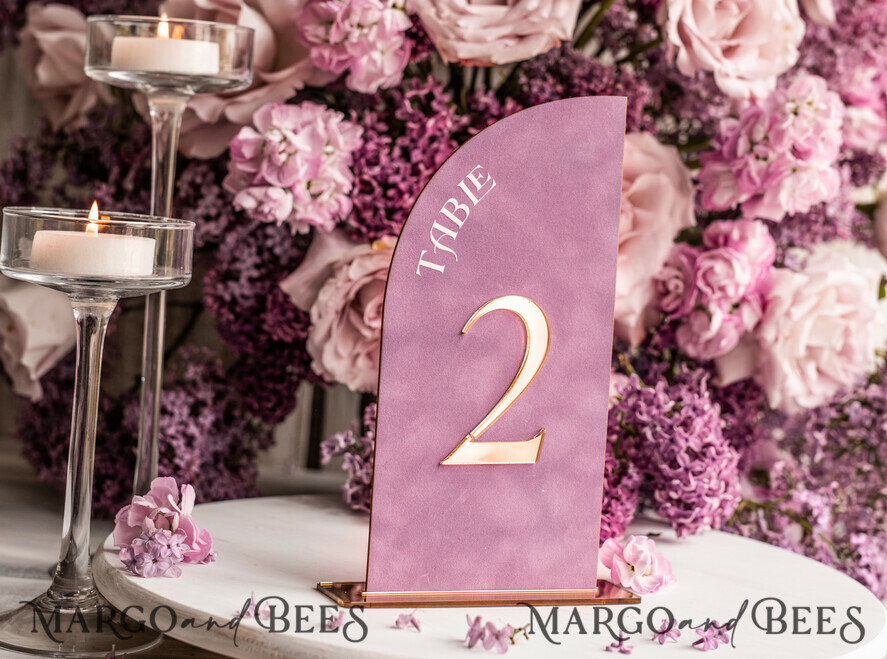 TISCHDEKORATIONSCHILDER Samt Tischnummern und Dekoration Mauve-Velours-Tischnummer, Gold-Acryl-Halbbogen-Tischschild, Staubige-Rose-Velours-Hochzeitstischnummer mit Ständer, Gold-Plexi-Lila-Tischnummern MvS