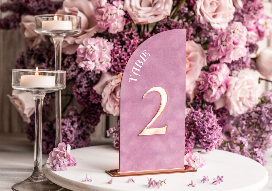 TISCHDEKORATIONSCHILDER Samt Tischnummern und Dekoration Mauve-Velours-Tischnummer, Gold-Acryl-Halbbogen-Tischschild, Staubige-Rose-Velours-Hochzeitstischnummer mit Ständer, Gold-Plexi-Lila-Tischnummern MvS