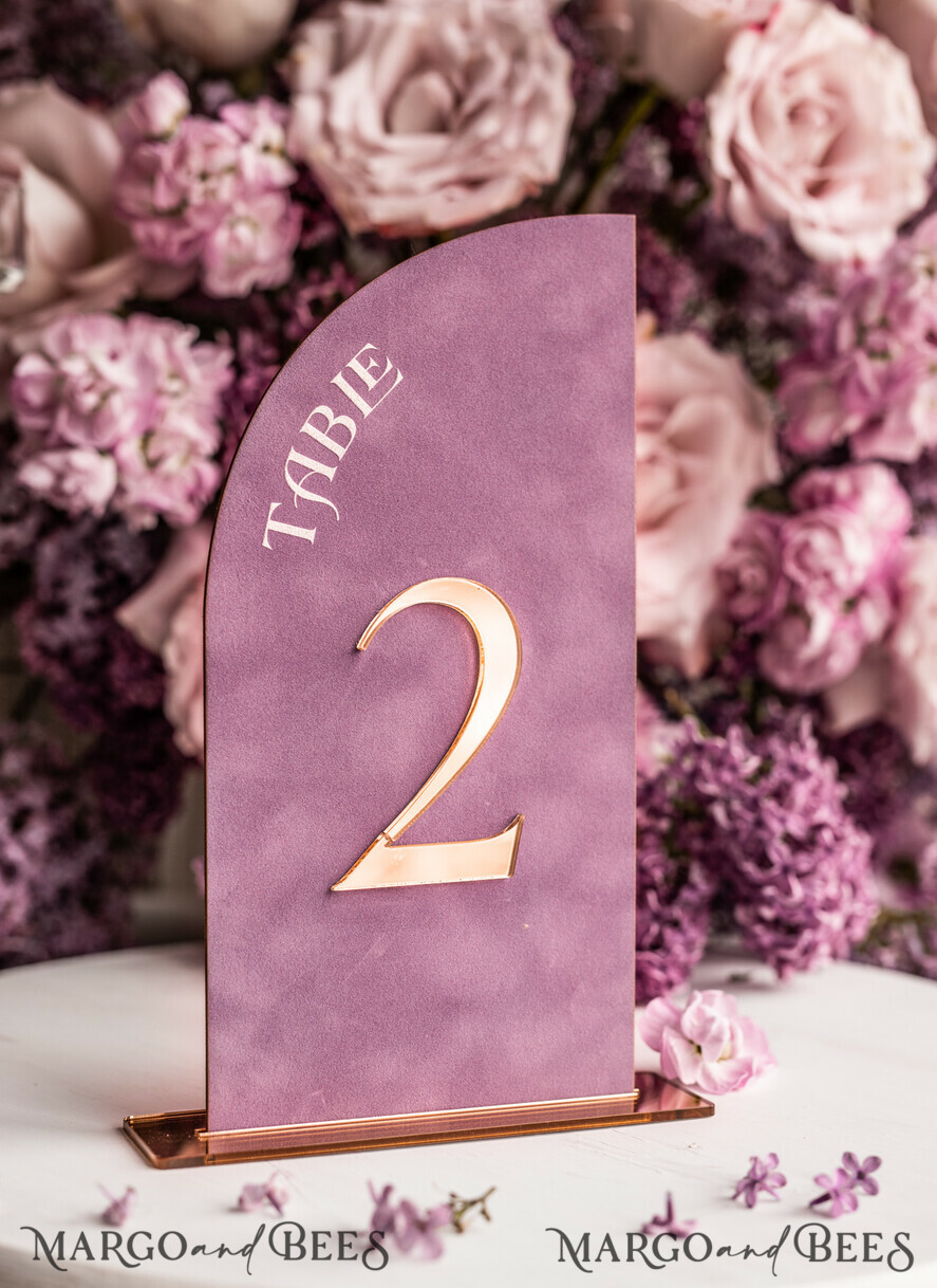TISCHDEKORATIONSCHILDER Samt Tischnummern und Dekoration Mauve-Velours-Tischnummer, Gold-Acryl-Halbbogen-Tischschild, Staubige-Rose-Velours-Hochzeitstischnummer mit Ständer, Gold-Plexi-Lila-Tischnummern MvS