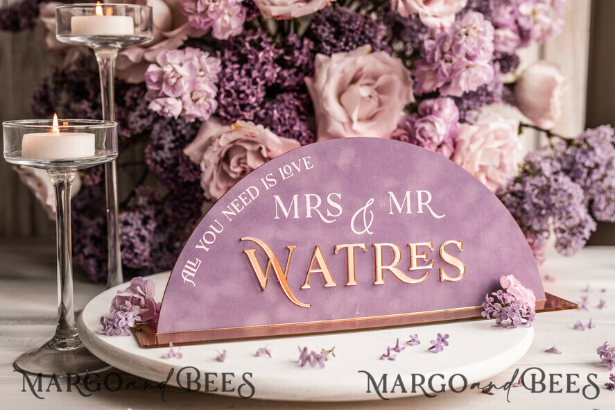 TISCHDEKORATIONSCHILDER Samt Tischnummern und Dekoration Staubige Rose Goldene Acryl Tisch-Tafeln Mr & Mrs mit Ständer, Mauve Samt Gold Tischschild, Acryl Lila Tischschild, Lila Goldene Hochzeits Tischdekoration