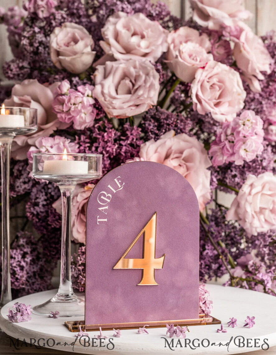 TISCHDEKORATIONSCHILDER Samt Tischnummern und Dekoration Mauve Acryl Bogen Tisch Nummer, Staubige Rose Samt Tischschild, Gold Plexi Samt Tischnummern in Staubigem Blau, Lila Hochzeits Tischnummer mit Ständer