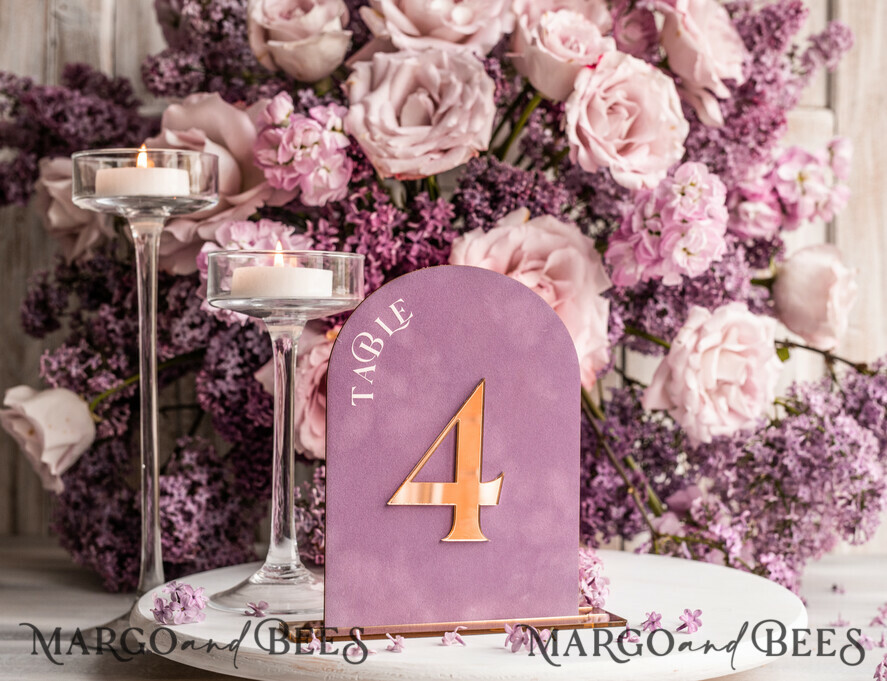 TISCHDEKORATIONSCHILDER Samt Tischnummern und Dekoration Mauve Acryl Bogen Tisch Nummer, Staubige Rose Samt Tischschild, Gold Plexi Samt Tischnummern in Staubigem Blau, Lila Hochzeits Tischnummer mit Ständer