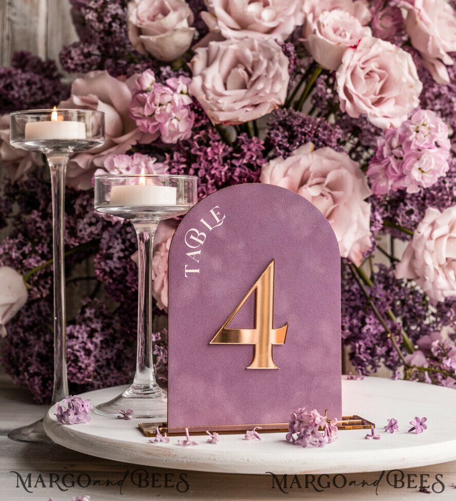 TISCHDEKORATIONSCHILDER Samt Tischnummern und Dekoration Mauve Acryl Bogen Tisch Nummer, Staubige Rose Samt Tischschild, Gold Plexi Samt Tischnummern in Staubigem Blau, Lila Hochzeits Tischnummer mit Ständer