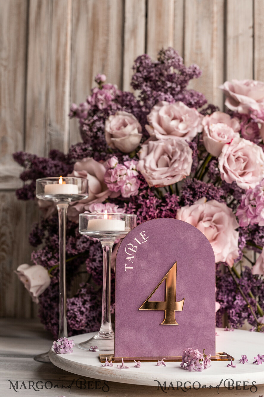 TISCHDEKORATIONSCHILDER Samt Tischnummern und Dekoration Mauve Acryl Bogen Tisch Nummer, Staubige Rose Samt Tischschild, Gold Plexi Samt Tischnummern in Staubigem Blau, Lila Hochzeits Tischnummer mit Ständer