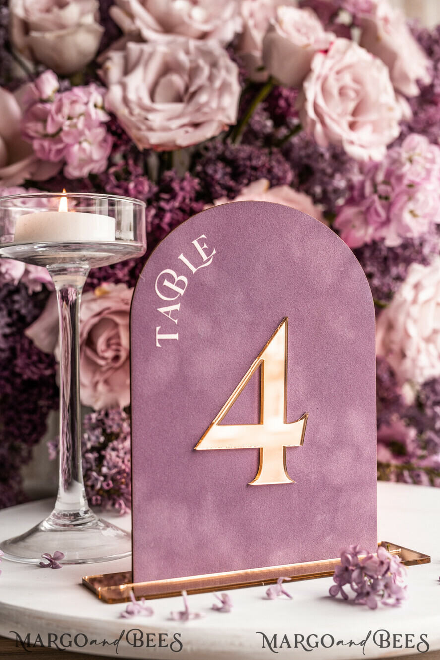 TISCHDEKORATIONSCHILDER Samt Tischnummern und Dekoration Mauve Acryl Bogen Tisch Nummer, Staubige Rose Samt Tischschild, Gold Plexi Samt Tischnummern in Staubigem Blau, Lila Hochzeits Tischnummer mit Ständer