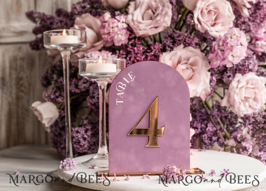 TISCHDEKORATIONSCHILDER Samt Tischnummern und Dekoration Mauve Acryl Bogen Tisch Nummer, Staubige Rose Samt Tischschild, Gold Plexi Samt Tischnummern in Staubigem Blau, Lila Hochzeits Tischnummer mit Ständer