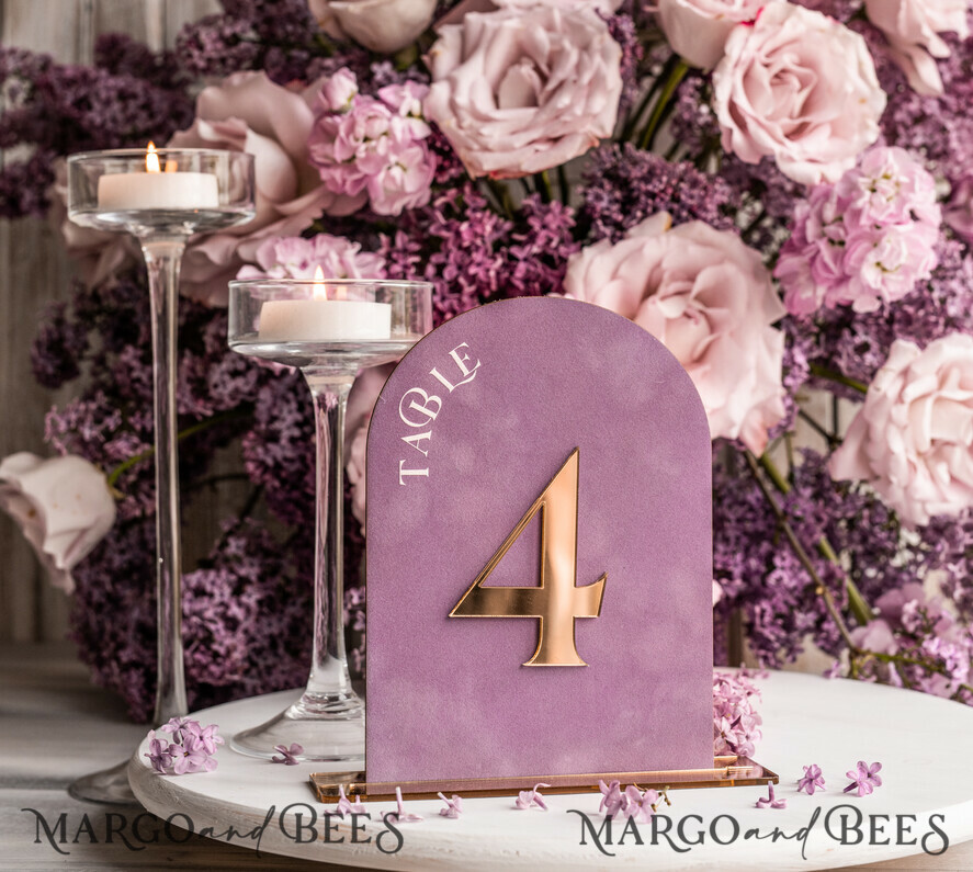 TISCHDEKORATIONSCHILDER Samt Tischnummern und Dekoration Mauve Acryl Bogen Tisch Nummer, Staubige Rose Samt Tischschild, Gold Plexi Samt Tischnummern in Staubigem Blau, Lila Hochzeits Tischnummer mit Ständer