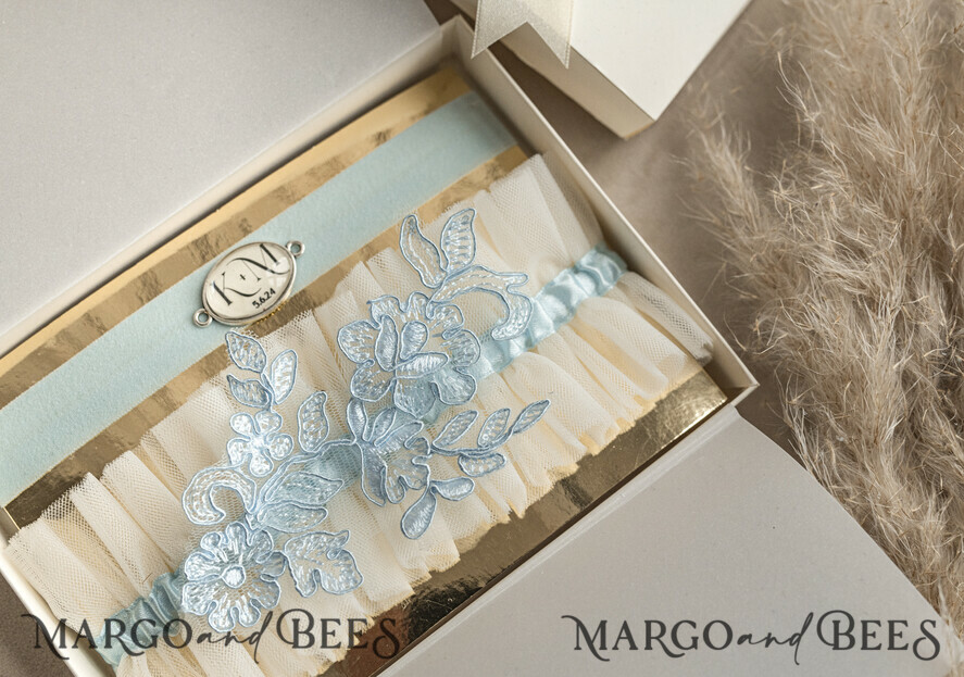 BRAUT Bolero, Kleider, Strumpfband STRUMPFBAND FÜR DIE BRAUT Set aus zwei Gürteln, personalisierter Hochzeitsgürtel in einer Box, etwas blaues Tüllgürtel & personalisiertes Wurfset, Gürtel für die Braut, Geschenk zur Brautparty, Tüllgürtel-Set, Geschenk für die Braut, Wurfgürtel.