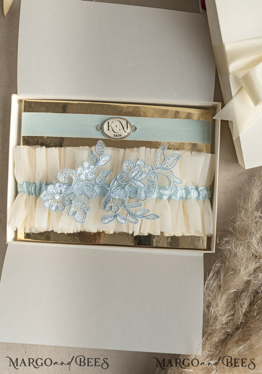 BRAUT Bolero, Kleider, Strumpfband STRUMPFBAND FÜR DIE BRAUT Set aus zwei Gürteln, personalisierter Hochzeitsgürtel in einer Box, etwas blaues Tüllgürtel & personalisiertes Wurfset, Gürtel für die Braut, Geschenk zur Brautparty, Tüllgürtel-Set, Geschenk für die Braut, Wurfgürtel.