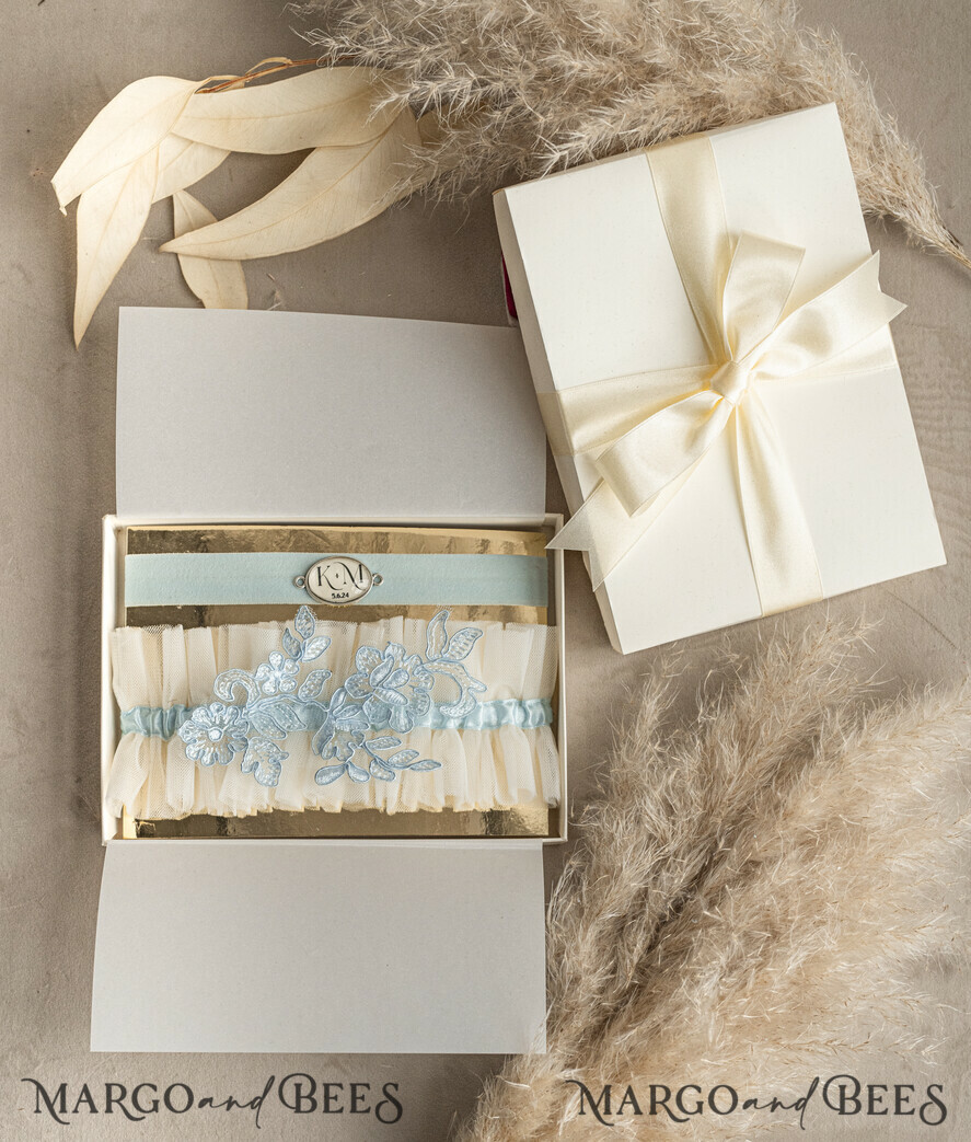 BRAUT Bolero, Kleider, Strumpfband STRUMPFBAND FÜR DIE BRAUT Set aus zwei Gürteln, personalisierter Hochzeitsgürtel in einer Box, etwas blaues Tüllgürtel & personalisiertes Wurfset, Gürtel für die Braut, Geschenk zur Brautparty, Tüllgürtel-Set, Geschenk für die Braut, Wurfgürtel.