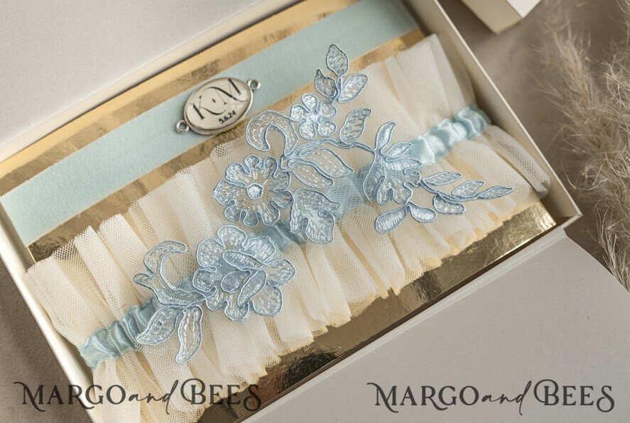 BRAUT Bolero, Kleider, Strumpfband STRUMPFBAND FÜR DIE BRAUT Set aus zwei Gürteln, personalisierter Hochzeitsgürtel in einer Box, etwas blaues Tüllgürtel & personalisiertes Wurfset, Gürtel für die Braut, Geschenk zur Brautparty, Tüllgürtel-Set, Geschenk für die Braut, Wurfgürtel.