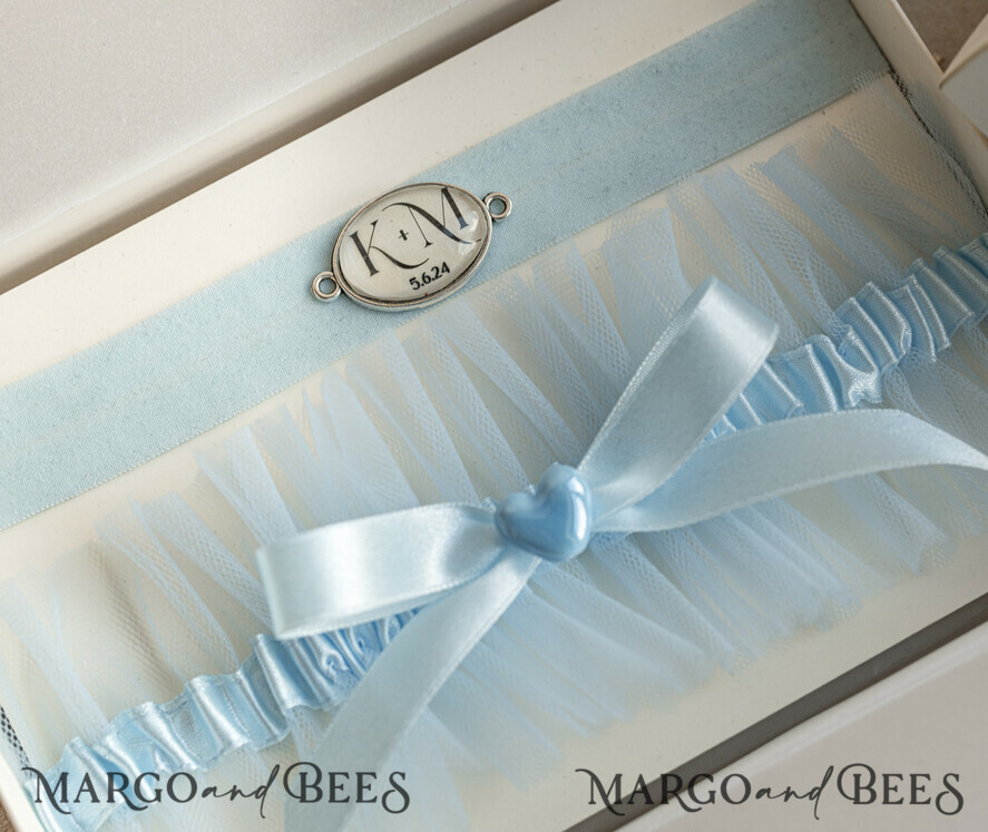 BRAUT Bolero, Kleider, Strumpfband STRUMPFBAND FÜR DIE BRAUT Set von zwei Strumpfhaltern, personalisierter Hochzeitsstrumpfhalter in Box, etwas Blau Tüllstrumpfhalter & personalisiertes Wurfset, Strumpfhalter für die Braut, Geschenk zur Brautparty, Tüllstrumpfhalter-Set, Geschenk für die Braut, Wurfstrumpfhalter.