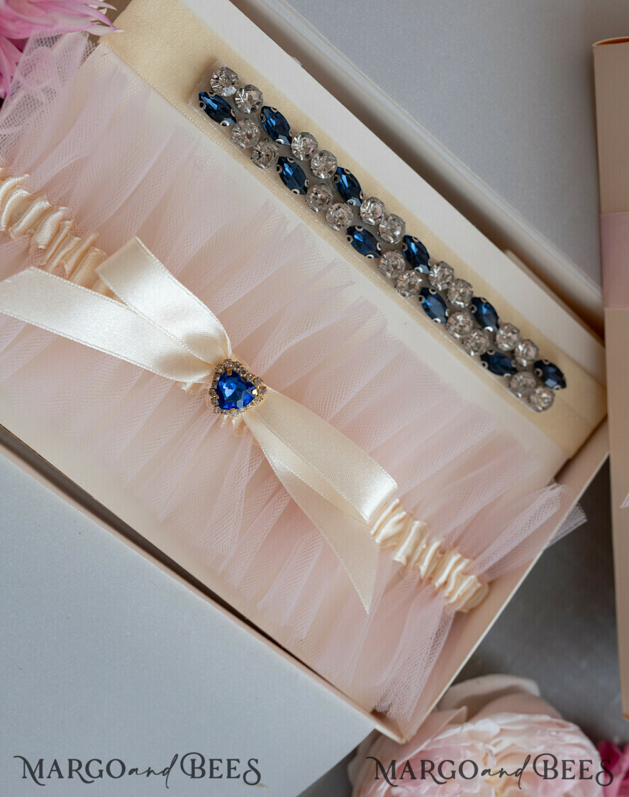 BRIDE bolero, robes, garter Geschenkidee für die Braut Strumpfband Elegantes Strumpfband in Blush-Rosa mit Saphir-Herz – Geschenkset mit Karte – „Etwas Blaues“ für die Braut