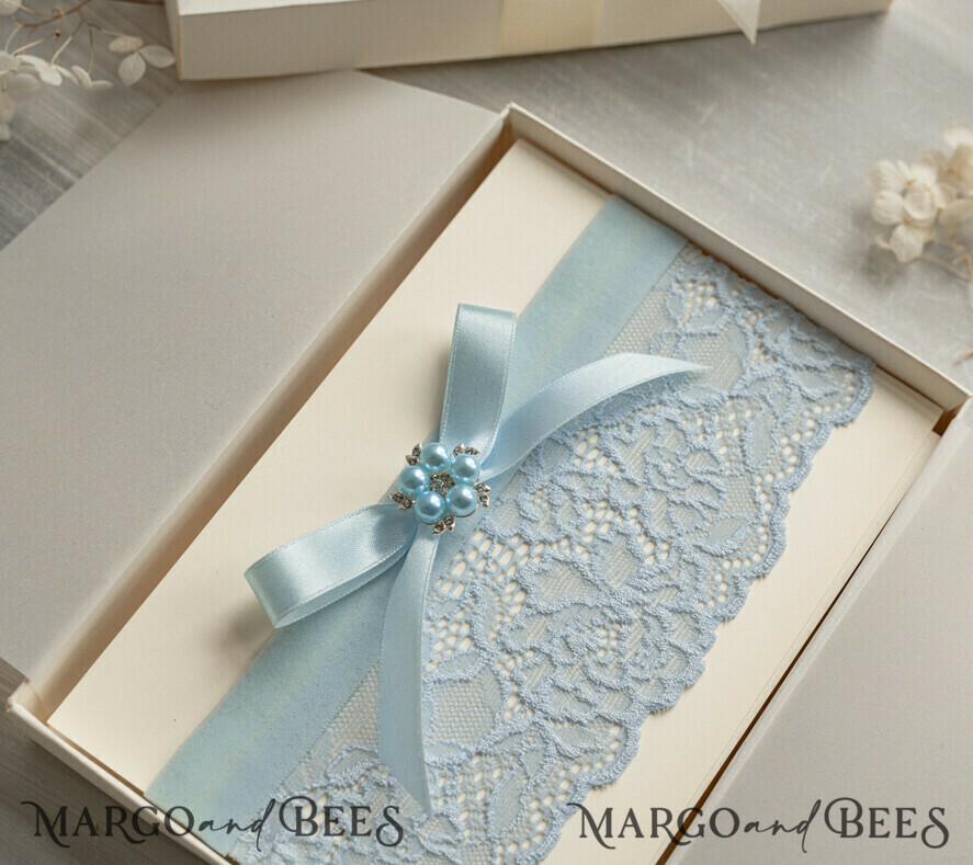 BRIDE bolero, robes, garter Geschenkidee für die Braut Strumpfband Romantisches Strumpfband in Hellblau mit Spitze, Perlenbrosche und Grußkarte in Geschenkbox