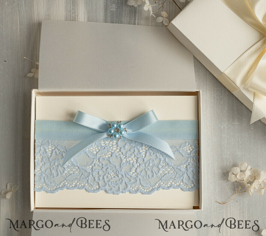 BRIDE bolero, robes, garter Geschenkidee für die Braut Strumpfband Romantisches Strumpfband in Hellblau mit Spitze, Perlenbrosche und Grußkarte in Geschenkbox