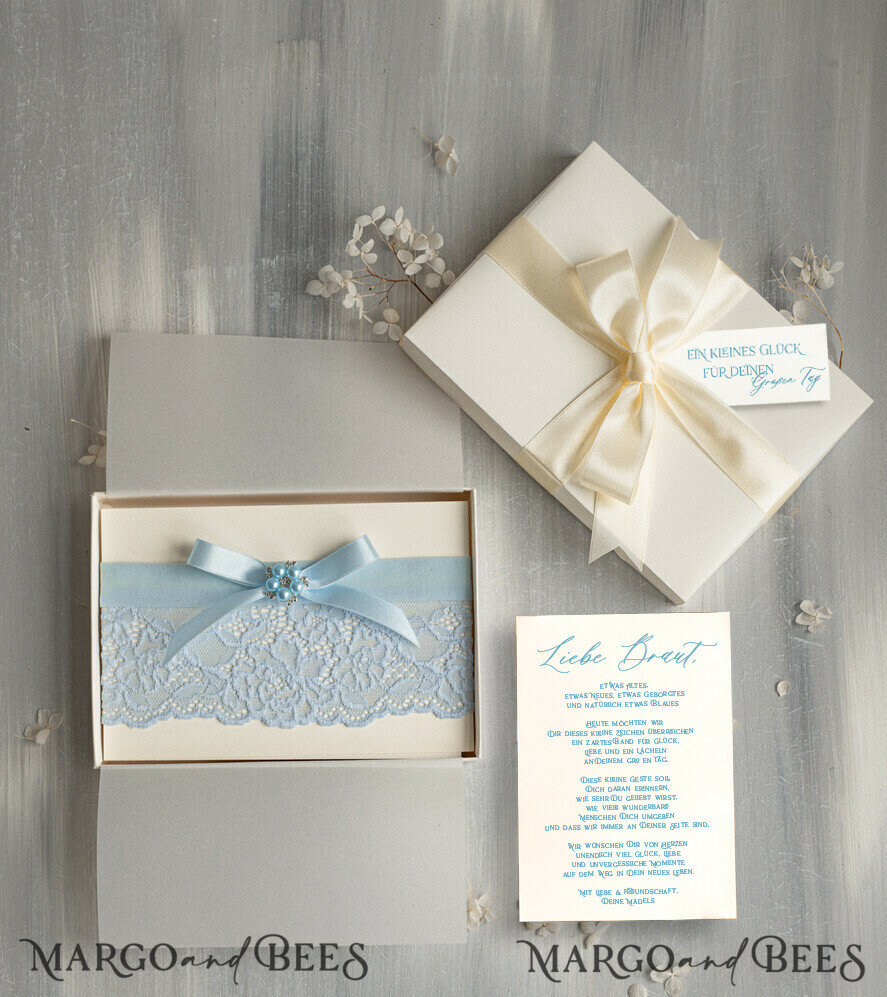 BRIDE bolero, robes, garter Geschenkidee für die Braut Strumpfband Romantisches Strumpfband in Hellblau mit Spitze, Perlenbrosche und Grußkarte in Geschenkbox