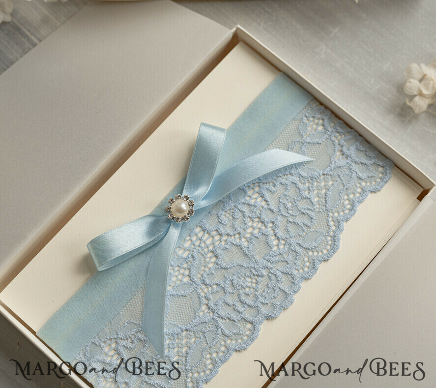 BRIDE bolero, robes, garter Geschenkidee für die Braut Strumpfband Romantisches Strumpfband in Hellblau mit Spitze, Perlenbrosche und Grußkarte in Geschenkbox