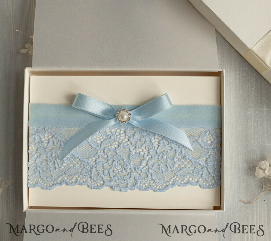 BRIDE bolero, robes, garter Geschenkidee für die Braut Strumpfband Romantisches Strumpfband in Hellblau mit Spitze, Perlenbrosche und Grußkarte in Geschenkbox