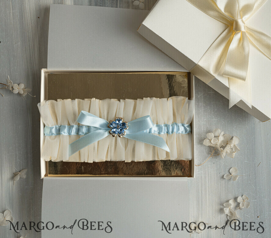 BRIDE bolero, robes, garter Geschenkidee für die Braut Strumpfband Elegantes Strumpfband für die Braut – Geschenkbox mit „Etwas Blauem“ und Grußkarte