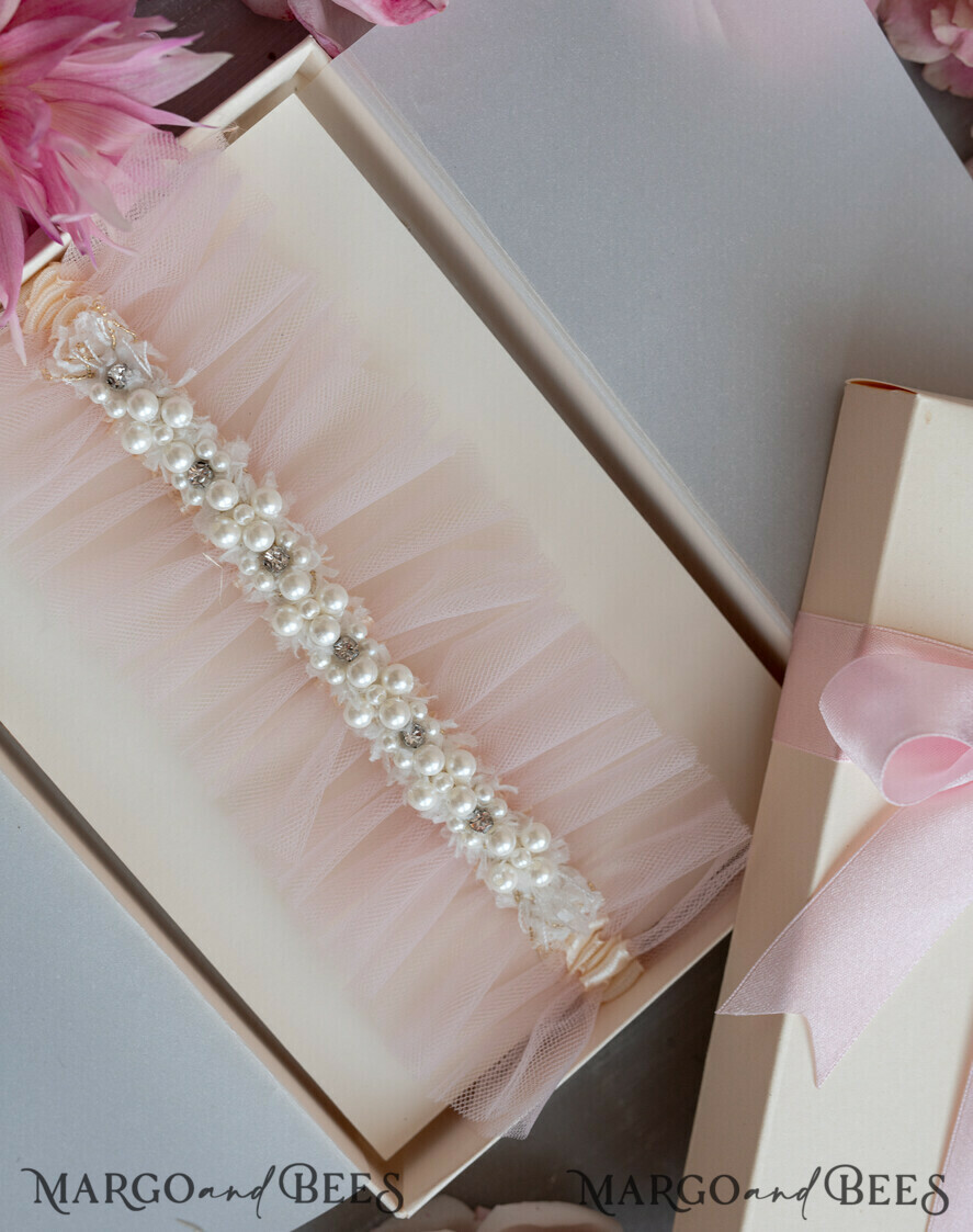 BRIDE bolero, robes, garter Geschenkidee für die Braut Strumpfband Tüll-Strumpfband mit Perlen in Geschenkbox – Überraschung vom Junggesellinnenabschied