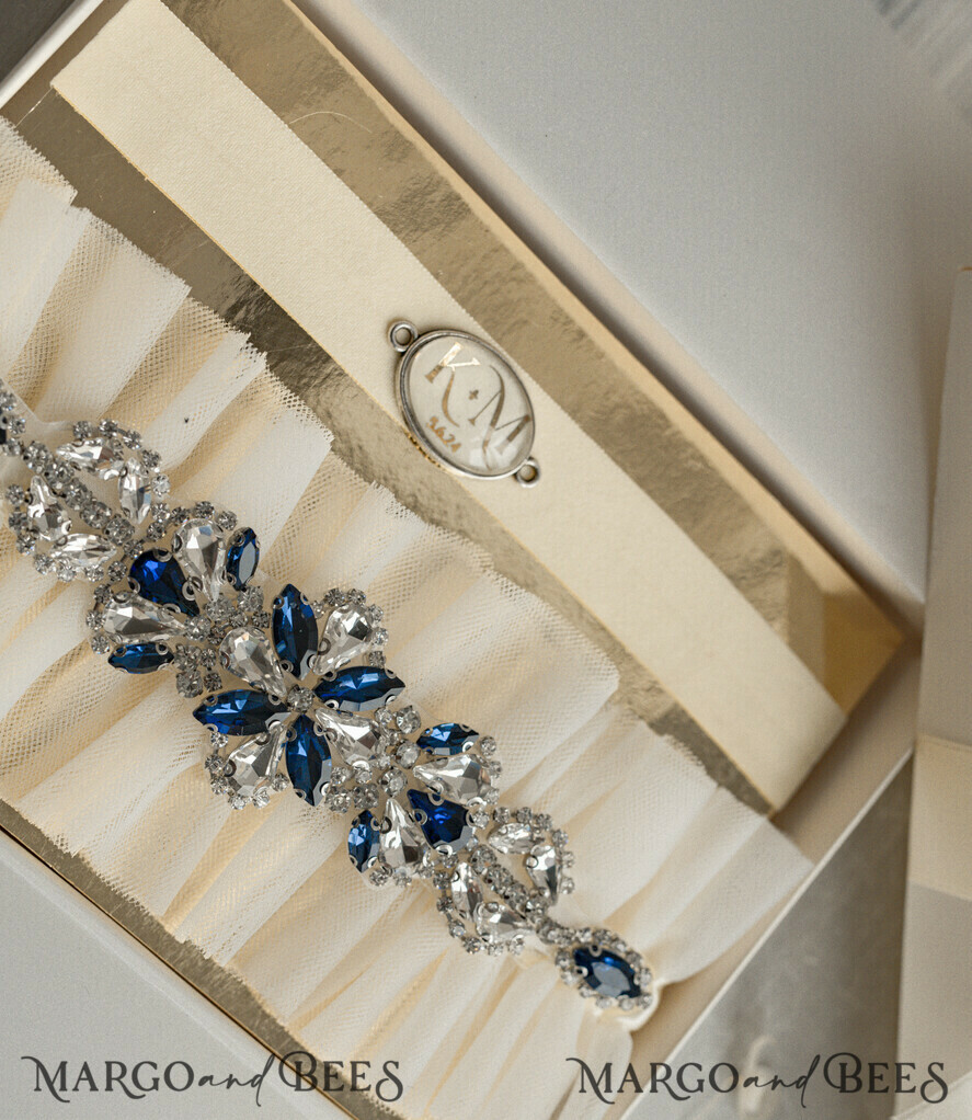 BRIDE bolero, robes, garter Geschenkidee für die Braut Strumpfband Luxuriöses Strumpfband-Set für die Braut – mit blauen Kristallen, Initialenband und Grußkarte in Geschenkbox