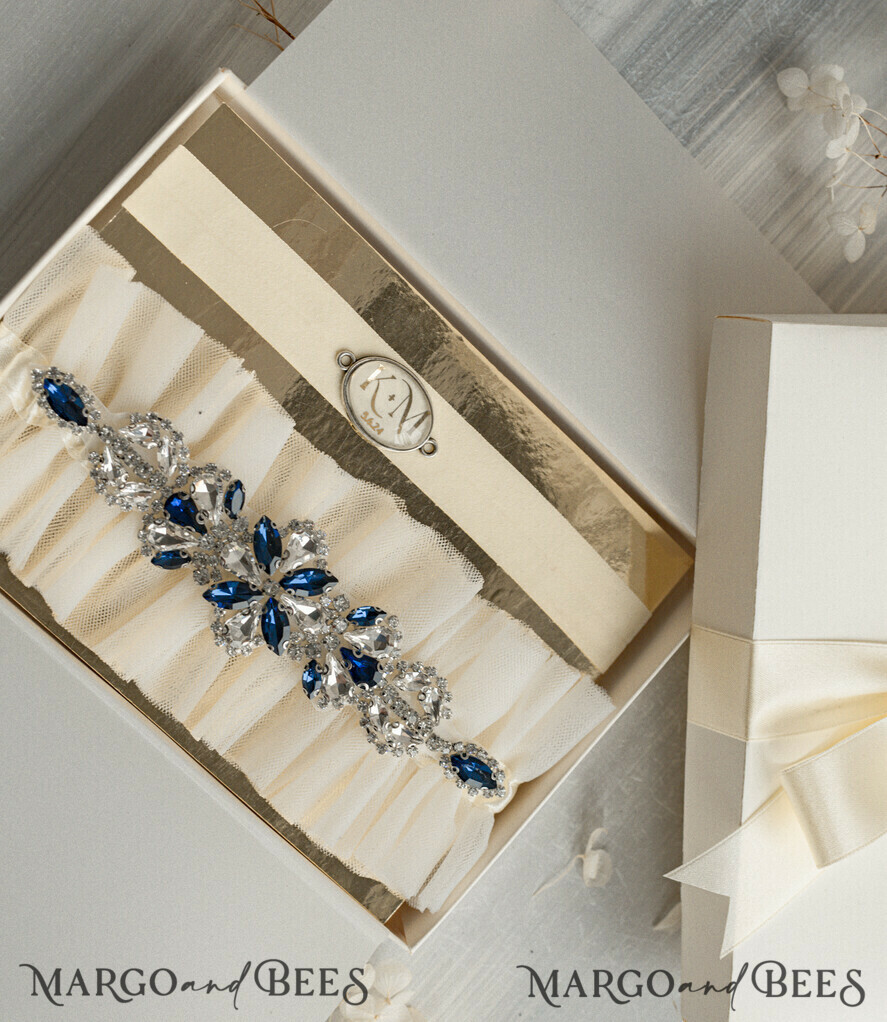 BRIDE bolero, robes, garter Geschenkidee für die Braut Strumpfband Luxuriöses Strumpfband-Set für die Braut – mit blauen Kristallen, Initialenband und Grußkarte in Geschenkbox