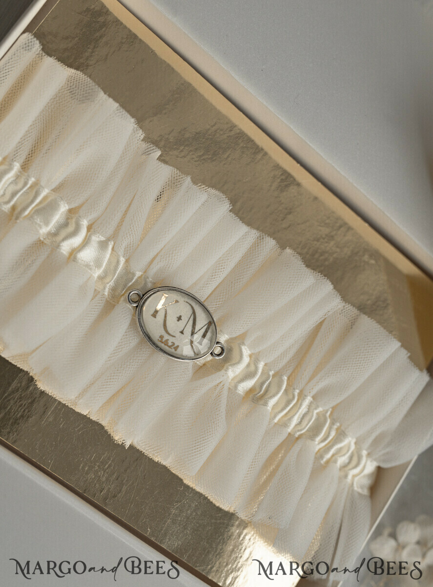 BRIDE bolero, robes, garter Geschenkidee für die Braut Strumpfband Strumpfband mit den Individualen des Brautpaares und dem Hochzeitsdatum in Geschenkbox – Überraschung vom Junggesellinnenabschied
