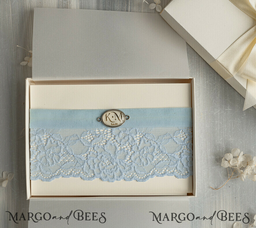 BRIDE bolero, robes, garter Geschenkidee für die Braut Strumpfband Romantisches hellblaues Spitzenstrumpfband mit Personalisierung und Grußkarte in einer Geschenkbox