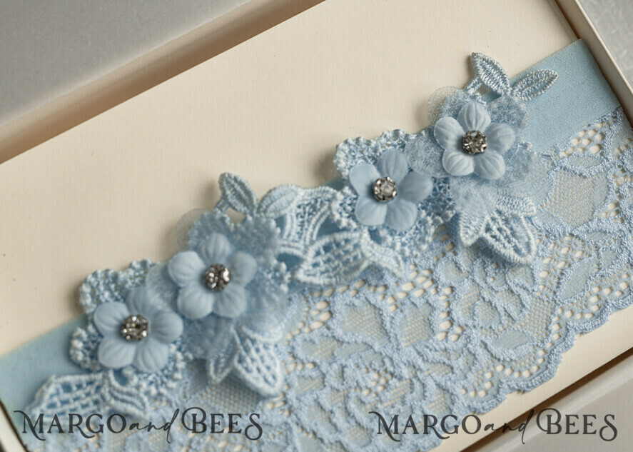 BRIDE bolero, robes, garter Geschenkidee für die Braut Strumpfband Romantisches Strumpfband in Hellblau mit Spitze, Perlenbrosche und Grußkarte in Geschenkbox