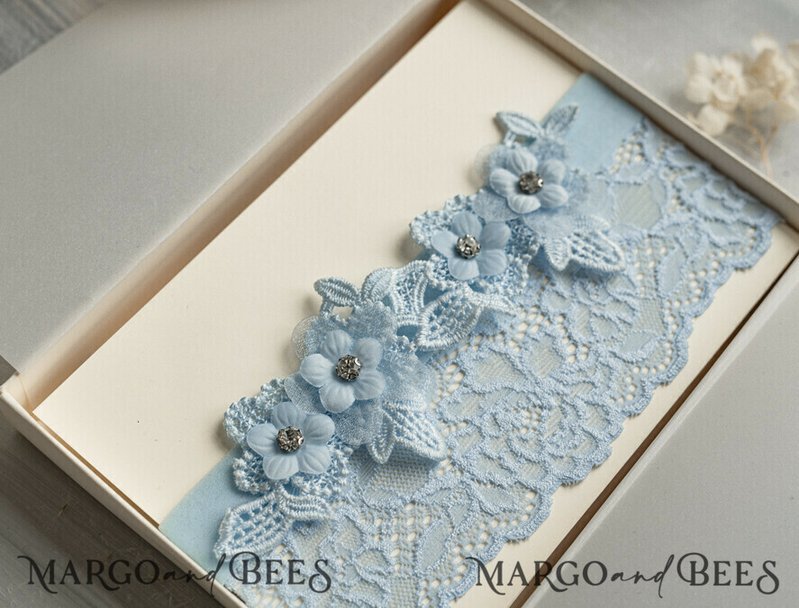 BRIDE bolero, robes, garter Geschenkidee für die Braut Strumpfband Romantisches Strumpfband in Hellblau mit Spitze, Perlenbrosche und Grußkarte in Geschenkbox