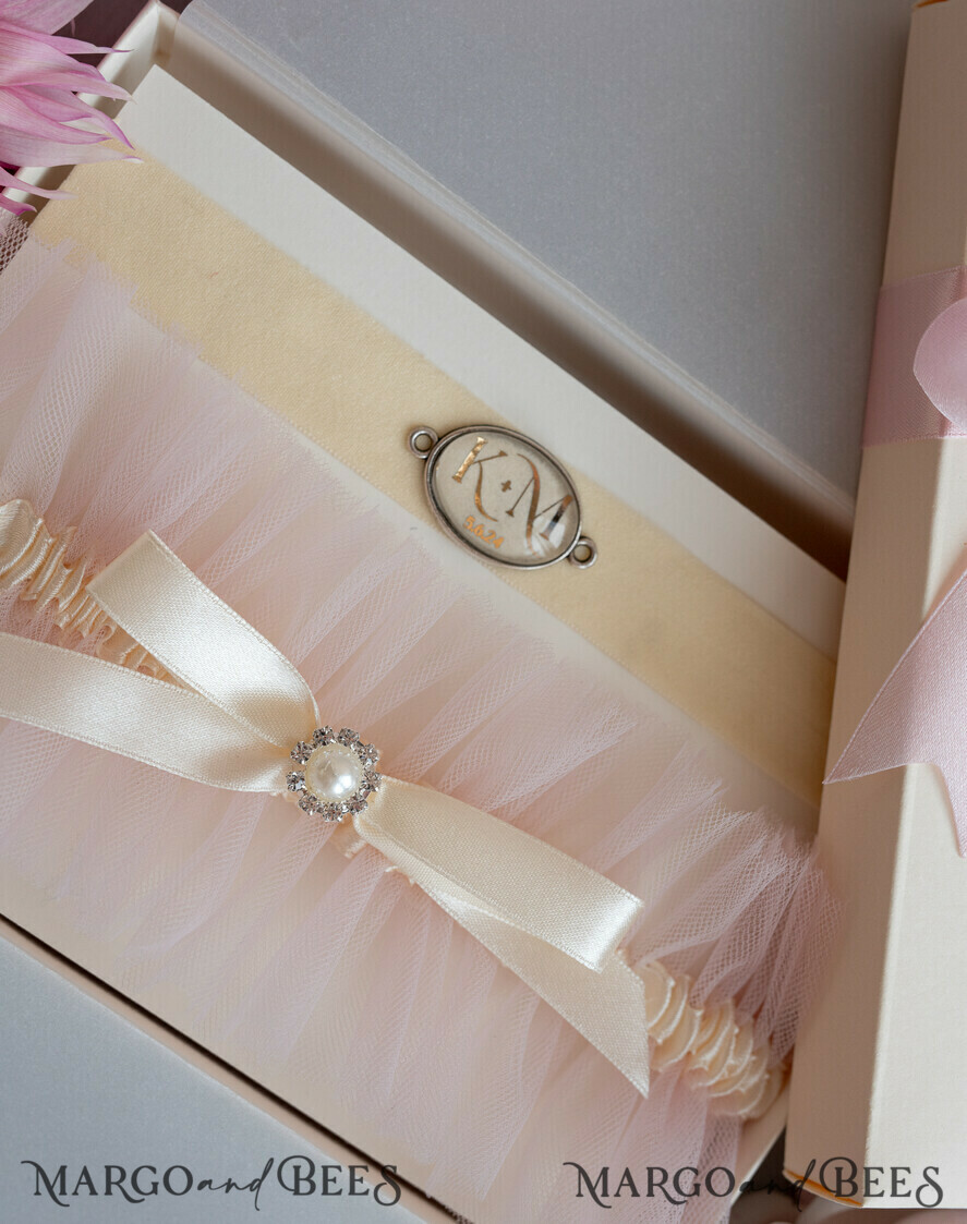 BRIDE bolero, robes, garter Geschenkidee für die Braut Strumpfband Strumpfband – die besondere Geschenkidee für die Braut mit den Initialen des Brautpaares und dem Hochzeitsdatum