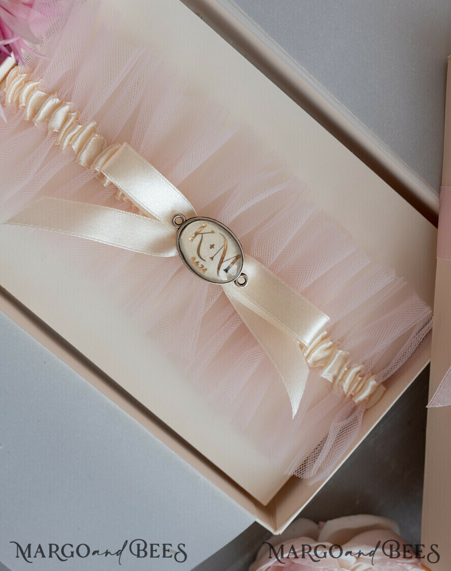 BRIDE bolero, robes, garter Geschenkidee für die Braut Strumpfband Rosa Tüll-Strumpfband mit den Initialen des Brautpaares und dem Hochzeitsdatum in Geschenkbox – Überraschung vom Junggesellinnenabschied