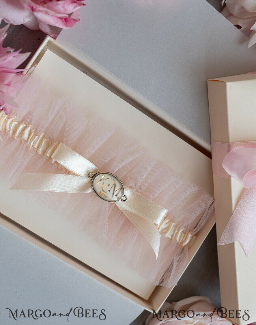 BRIDE bolero, robes, garter Geschenkidee für die Braut Strumpfband Rosa Tüll-Strumpfband mit den Initialen des Brautpaares und dem Hochzeitsdatum in Geschenkbox – Überraschung vom Junggesellinnenabschied