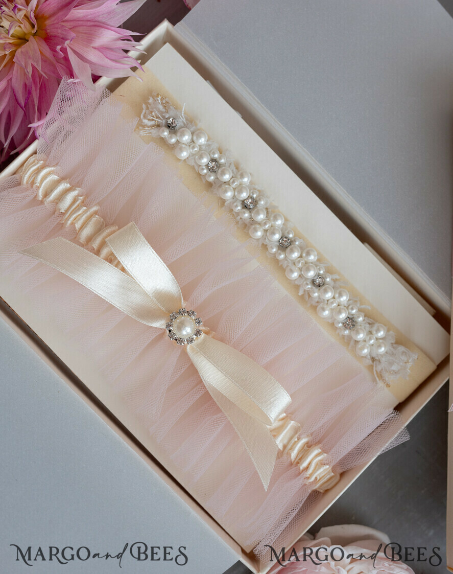 BRIDE bolero, robes, garter Geschenkidee für die Braut Strumpfband Zartes Strumpfband in Blush mit Perlenstein – Geschenkset mit Karte – „Etwas Blaues“ zur Hochzeit