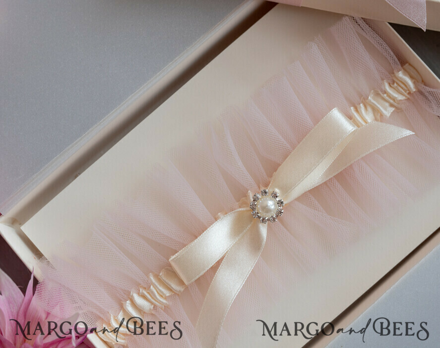 BRIDE bolero, robes, garter Geschenkidee für die Braut Strumpfband Rose Tüll-Strumpfband in Geschenkbox – Überraschung vom Junggesellinnenabschied