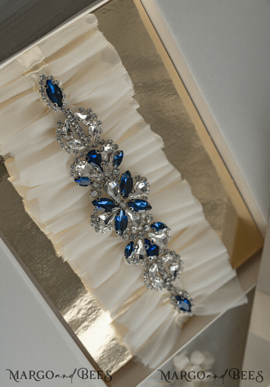 BRIDE bolero, robes, garter Geschenkidee für die Braut Strumpfband Elegantes Strumpfband für die Braut – Geschenkbox mit „Etwas Blauem“ und Grußkarte