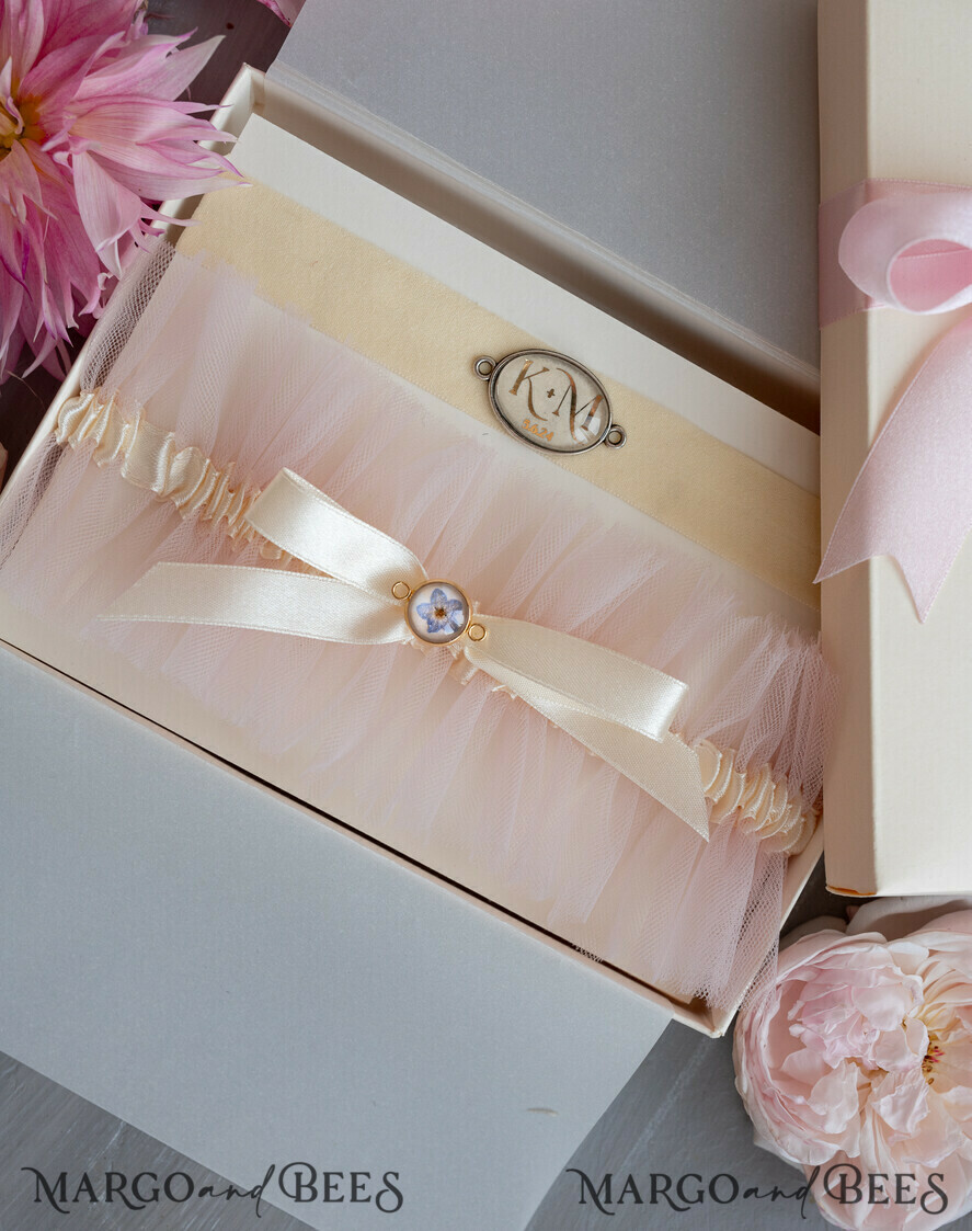 BRIDE bolero, robes, garter Geschenkidee für die Braut Strumpfband Strumpfband – die besondere Geschenkidee für die Braut mit den Initialen des Brautpaares und dem Hochzeitsdatum