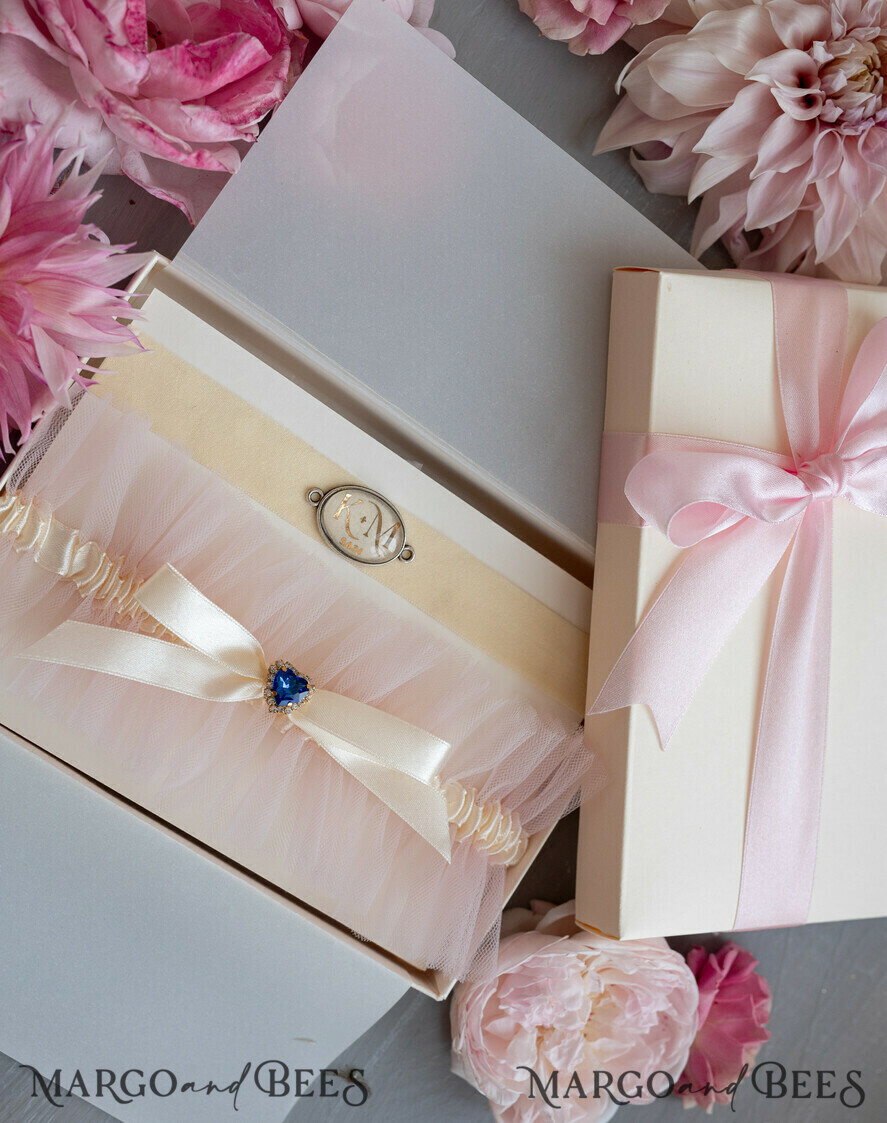 BRIDE bolero, robes, garter Geschenkidee für die Braut Strumpfband Strumpfband – die besondere Geschenkidee für die Braut mit den Initialen des Brautpaares und dem Hochzeitsdatum