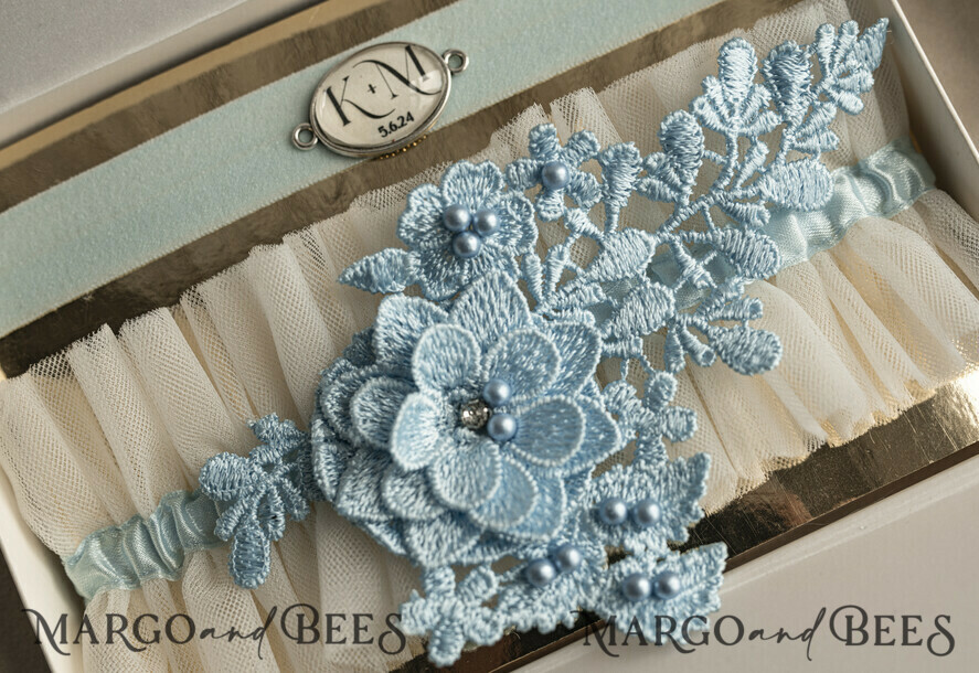 BRIDE bolero, robes, garter Geschenkidee für die Braut Strumpfband Elegantes Braut-Strumpfband-Set mit blauer Spitze, Initialenband und Grußkarte in Geschenkbox