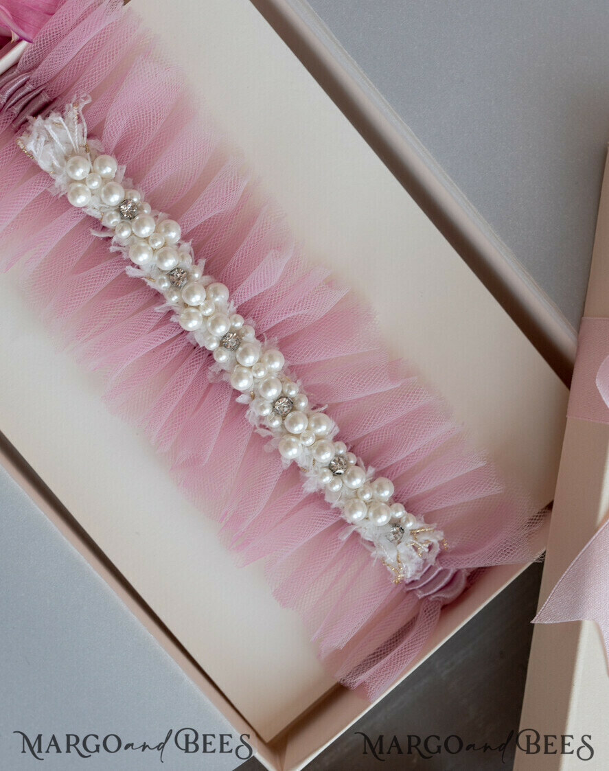 BRIDE bolero, robes, garter Geschenkidee für die Braut Strumpfband Tüll-Strumpfband mit Perlen in Geschenkbox – Überraschung vom Junggesellinnenabschied