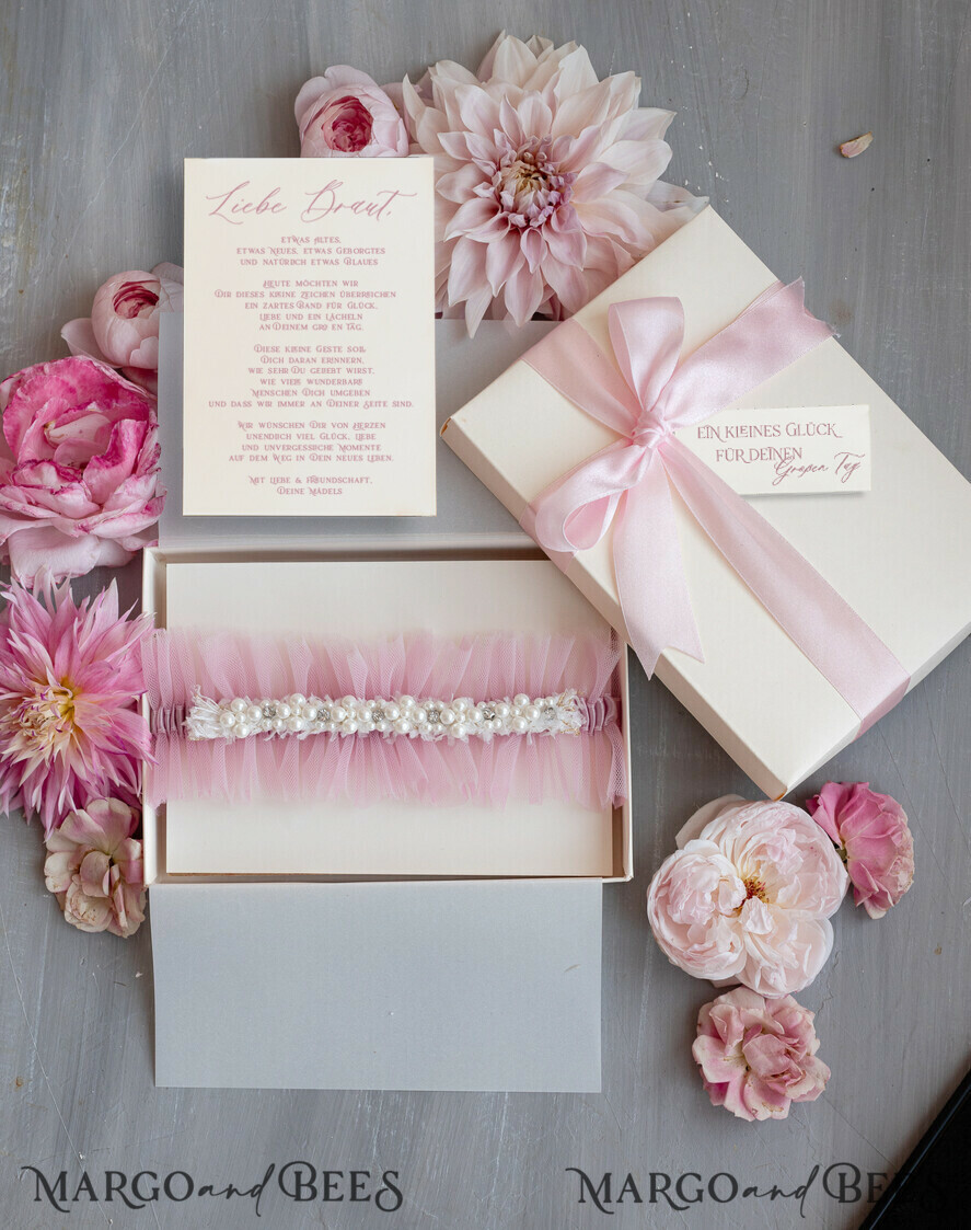 BRIDE bolero, robes, garter Geschenkidee für die Braut Strumpfband Tüll-Strumpfband mit Perlen in Geschenkbox – Überraschung vom Junggesellinnenabschied