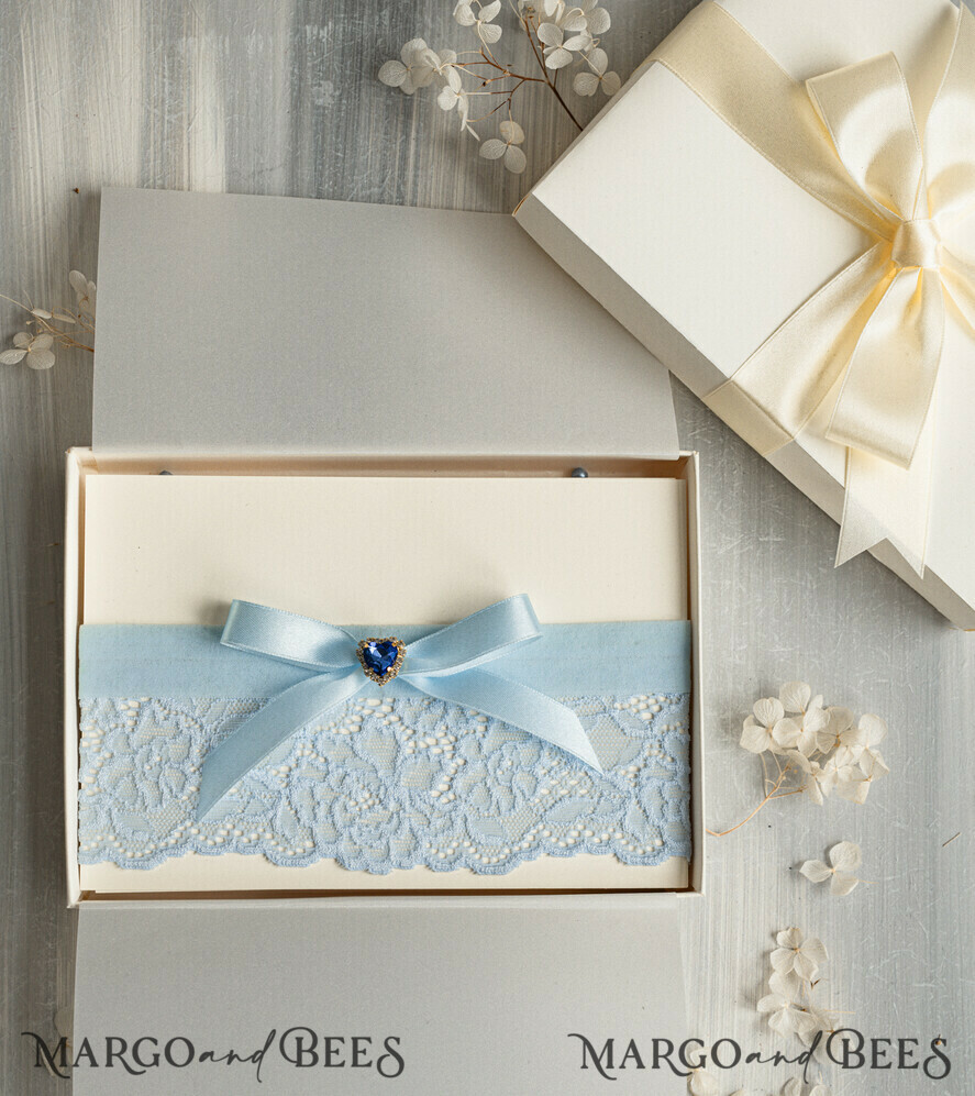 BRIDE bolero, robes, garter Geschenkidee für die Braut Strumpfband Romantisches Strumpfband in Hellblau mit Spitze, Perlenbrosche und Grußkarte in Geschenkbox
