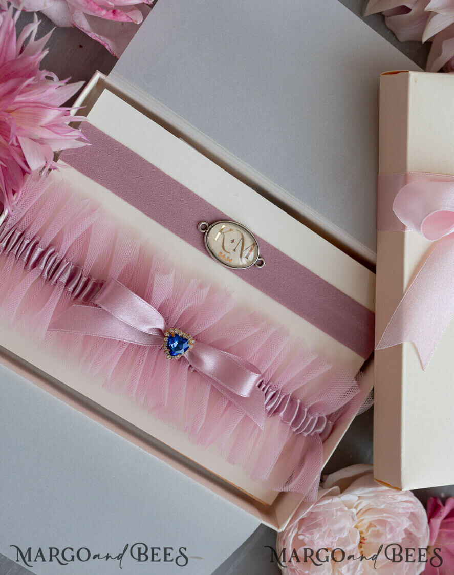 BRIDE bolero, robes, garter Geschenkidee für die Braut Strumpfband Strumpfband – die besondere Geschenkidee für die Braut mit den Initialen des Brautpaares und dem Hochzeitsdatum
