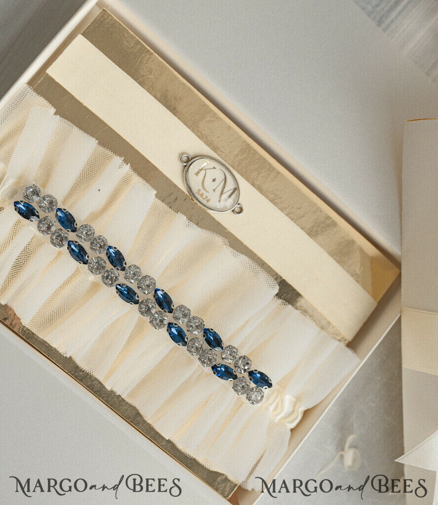 BRIDE bolero, robes, garter Geschenkidee für die Braut Strumpfband Luxuriöses Strumpfband-Set für die Braut – mit blauen Kristallen, Initialenband und Grußkarte in Geschenkbox