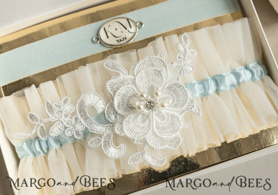 BRIDE bolero, robes, garter Geschenkidee für die Braut Strumpfband Elegantes Braut-Strumpfband-Set mit blauer Spitze, Initialenband und Grußkarte in Geschenkbox