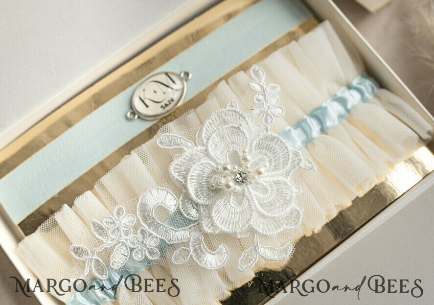 BRIDE bolero, robes, garter Geschenkidee für die Braut Strumpfband Elegantes Braut-Strumpfband-Set mit blauer Spitze, Initialenband und Grußkarte in Geschenkbox