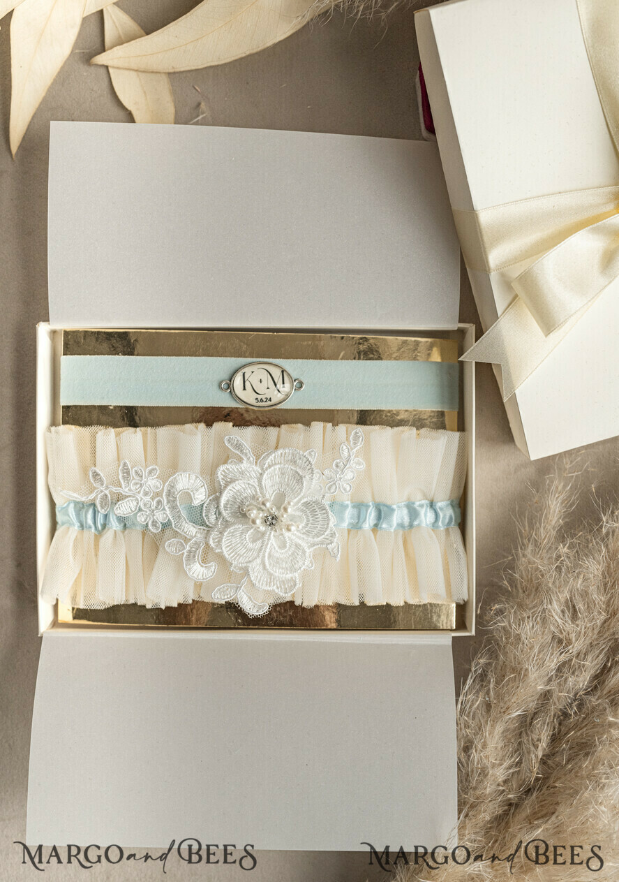 BRIDE bolero, robes, garter Geschenkidee für die Braut Strumpfband Elegantes Braut-Strumpfband-Set mit blauer Spitze, Initialenband und Grußkarte in Geschenkbox